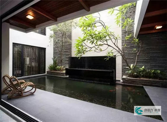 但下沉式庭院明显更高级一些,因为它同时附带了很大面积的室外庭院