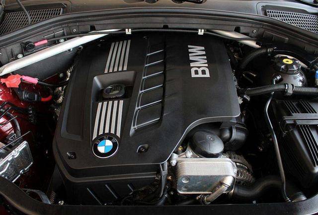 或者说是在之后的涡轮增压发动机(n54/n55)披挂上阵之前,这台机器曾经