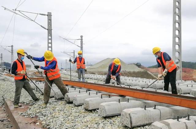 牵出线轨道铺设作业.