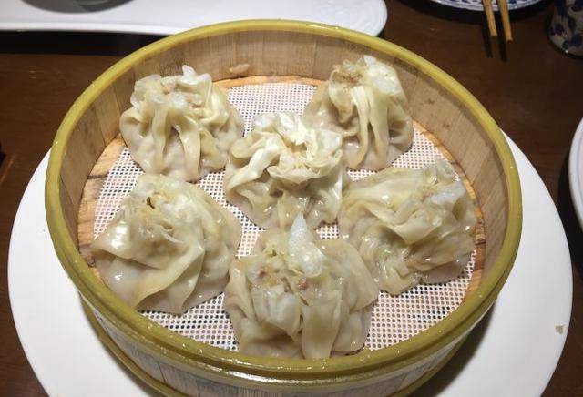 烧麦对于包头人而言就相当于焦圈,豆汁对老北京人的情感,可见烧麦在