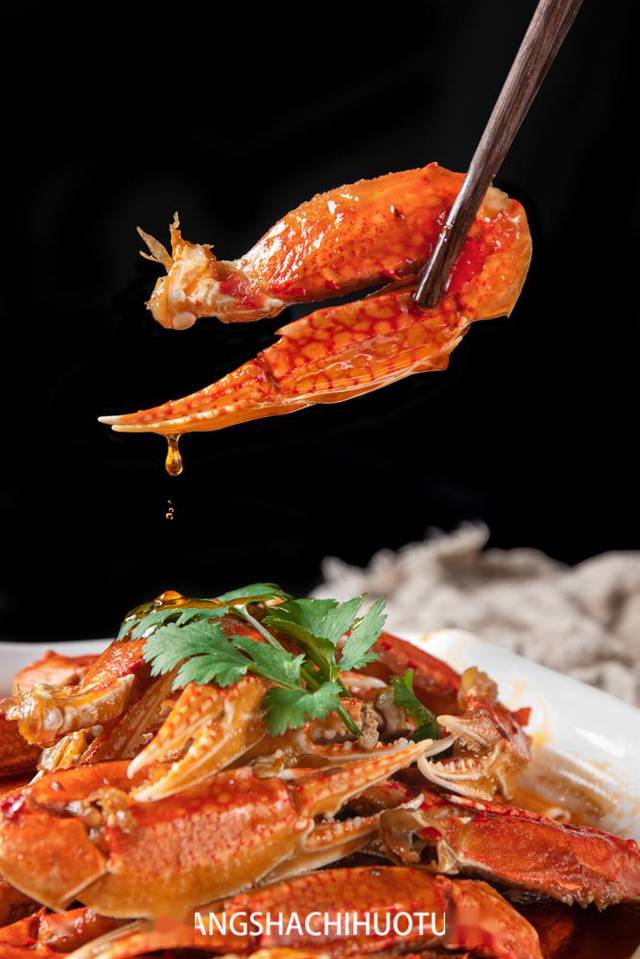配上小斑马秘制高汤再以红油烧制,保留了蟹钳原本鲜甜的同时,又香辣