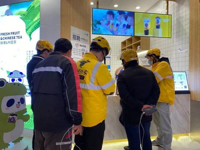 桶装奶茶过气后,奶茶界又出新"网红",外卖小哥一天要接近百单