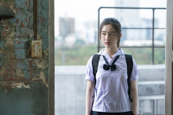 《唐人街探案》的小爱,05后当红演员,这回也饰演陈飞宇的跟班_手机