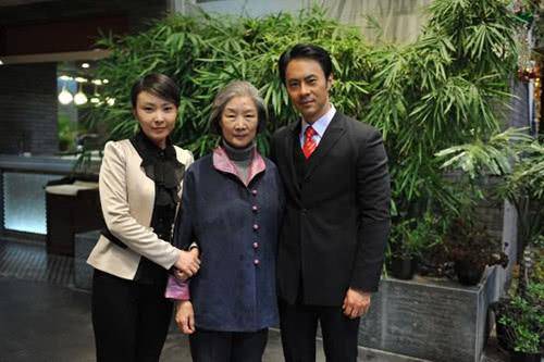 80岁吕中一家近照,儿媳貌美如花很有名,儿子颜值一言难尽_手机搜狐网