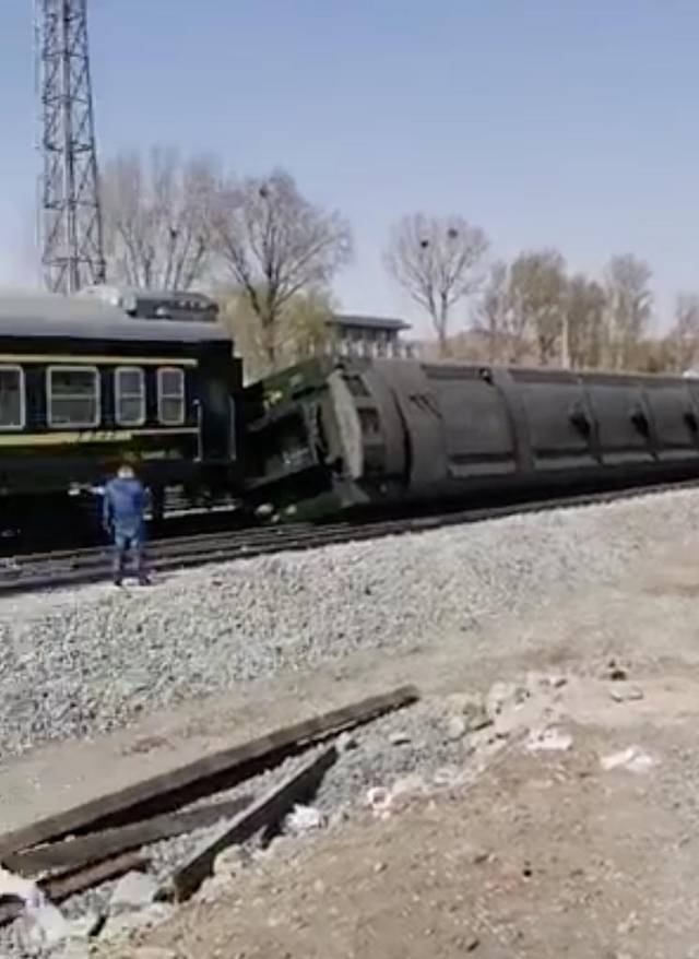 k7384次列车2辆车脱线,所幸无人员伤亡