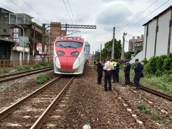 台铁普悠玛号列车发生撞人事故 一人死亡