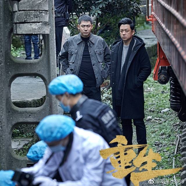 他叫毕英杰,是《重生》的选角导演.