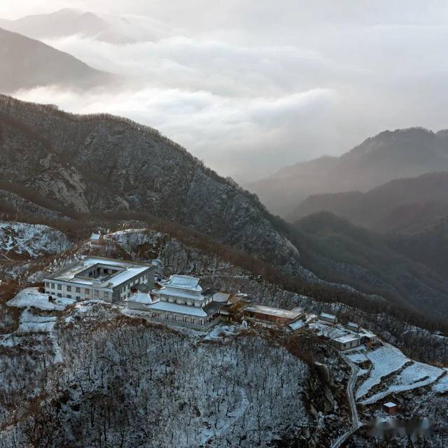 延时摄影 | 镇平县北顶四月天银装素裹,满山的树木都披银戴玉…_手机