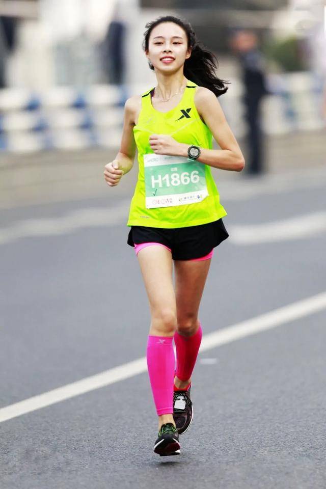 从业余跑者到全马破三,兰霞如何收获"重庆跑马一姐"?