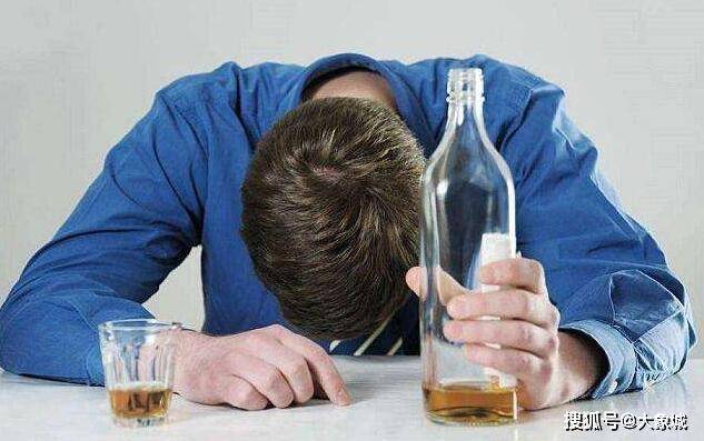 双子男:嗜酒双子男比较嗜酒,他们真的是属于那种喝酒成瘾的人,一顿不