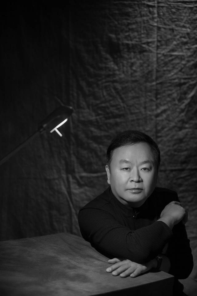 皇帝》 疫情期间,导演高希希看到很多关于战"疫"前线医护人员的镜头给