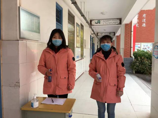 南阳市第十三中学班主任教室门口翘首以待