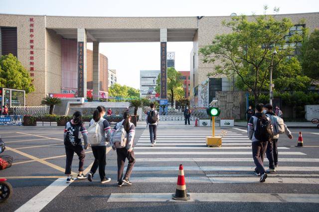 上网课的你羡慕吗?实拍杭州开学首日 学生过马路保持一米距离