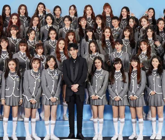 相比起来其他的照片起来,这张大合照着实画质还可以的了,几乎每张脸都