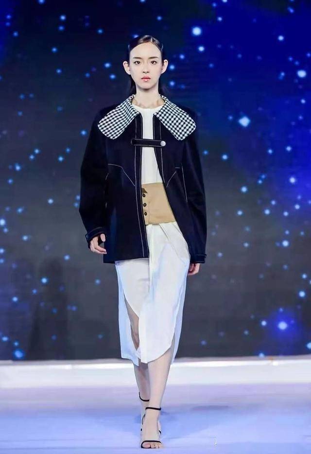 代英明 | 比阳光更灿烂的是她的穿搭和笑容