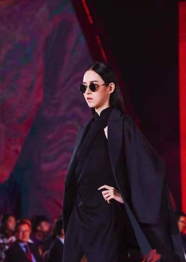 代英明 | 比阳光更灿烂的是她的穿搭和笑容