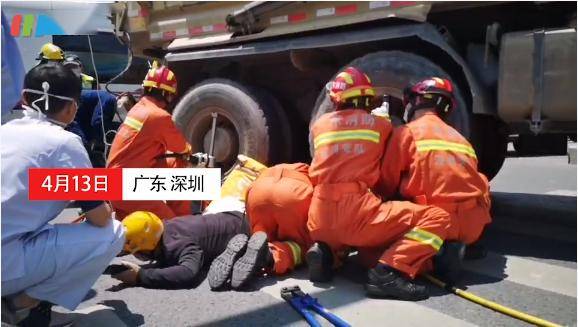突发车祸!深圳一外卖小哥被压在泥头车右后轮下