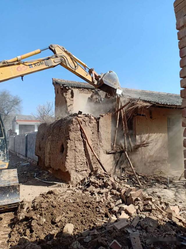 西吉县兴隆镇利用"四查四补"入户走访,推进土坯房拆除