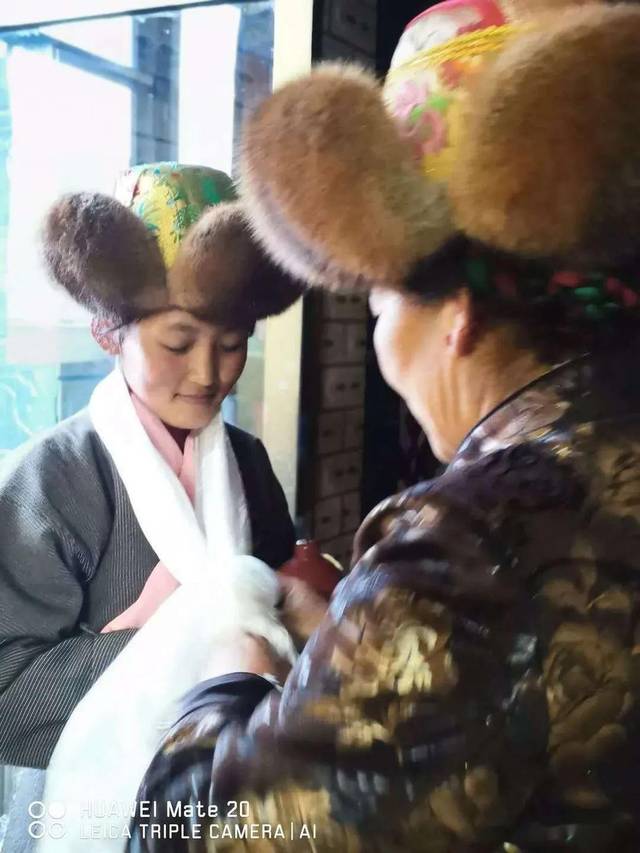 金花帽:才诞生不过百年的标志性藏族帽子? | 围读服饰史