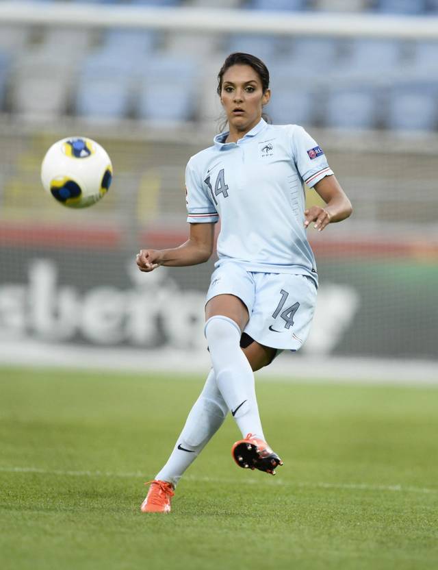 不看就亏了的16位足坛美女,你pick谁