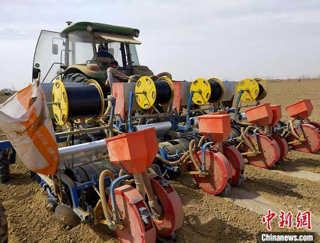 新疆兵团:大漠边缘发展智慧农业为种植户减负增效