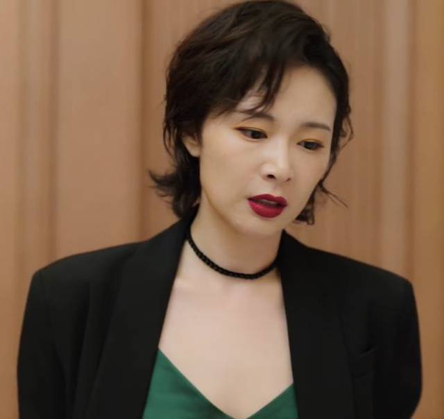 梁安妮真会撩,妩媚版职场女性穿搭,艳压一切小白兔
