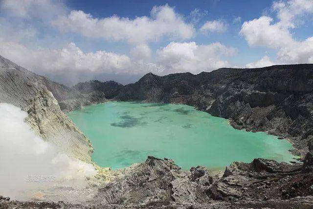 魔性十足的火山噴發,形成了這一潭天然硫酸湖(視頻)