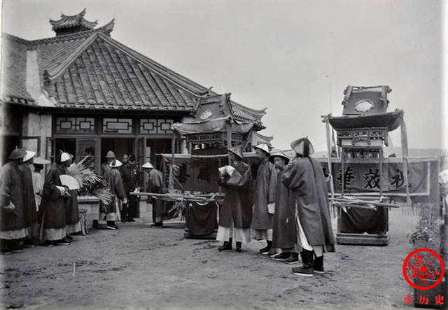 1902年老照片:清政府官员向殖民者下跪,低眉顺眼之状令人痛心