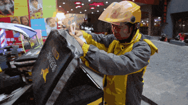 美团佣金迷局:佣金太高餐饮业难以承受,骑手却连"五险一金"都没有