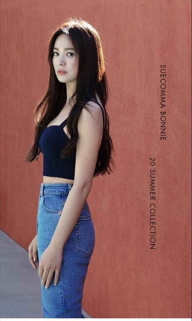 宋慧乔晒最新夏日写真,穿吊带背心,身材太显纤瘦