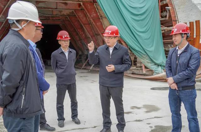 4月14日上午,濠江区委书记吴文兵带队到汕汕铁路隧道,汕湛高速公路