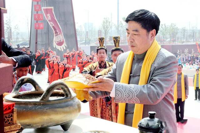 在祭祀仪式上,苏酒人肃穆整装,从迎祖,盥洗,敬香到祭酒,恭诵祭文,每一