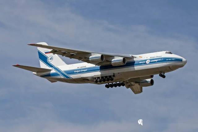 4月4日,俄罗斯空军il-76运输机将物资运往莫斯科/王鲁杰摄