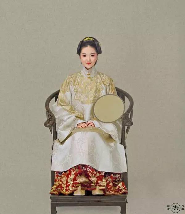 >>>> 朝鲜命妇服饰阔衣源自长褙子,在朝鲜文化里代表了长寿,幸运和