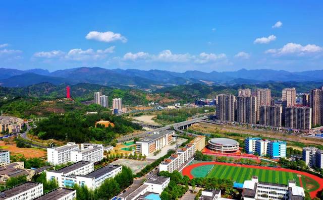【头条】鸟瞰广元雪峰教育园,看发展中的绿色生态园林学区!