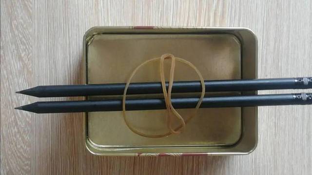 【实验步骤】  1.沿小盒的短边平行套上两根橡皮筋,然后拨动橡皮筋