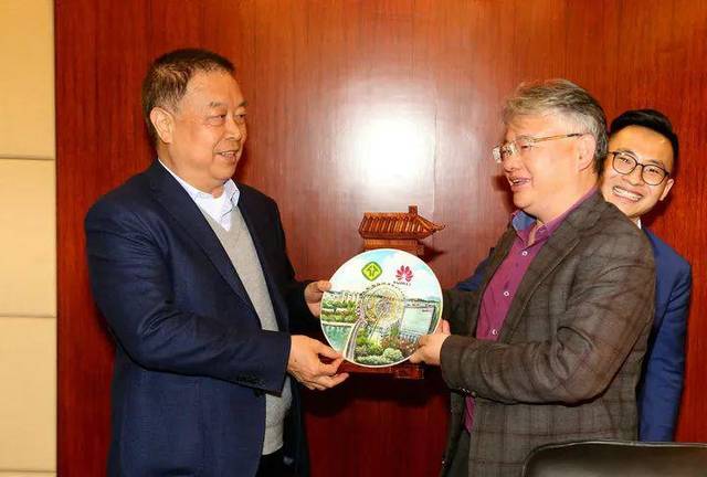 华为公司副总裁王结红带队考察花园期待打造全国智慧乡村典范