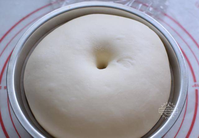 6,发酵好的面团分成8个小面团,滚圆之后盖保鲜膜松弛20分钟.