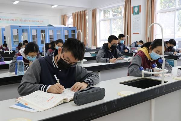 保持距离安静上课