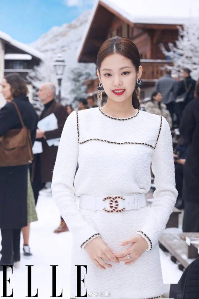 chanel2019秋冬系列上,jennie一袭白衣配上雅致简洁的低马尾,举手投足