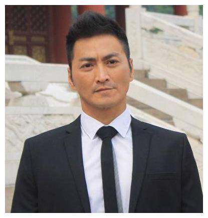 饰演展昭,原本事业发展还不错,但因为自己朋友的事情,和导演直接闹翻