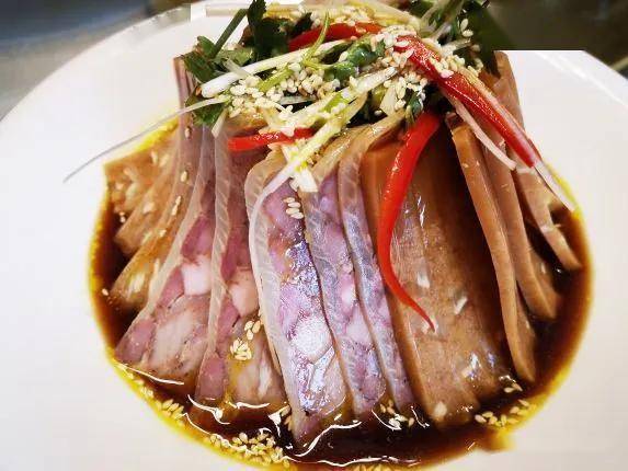 肘花外的猪皮q弹劲道,中间的肘花肉质软烂微弹,年轻人尤其喜欢肘花的