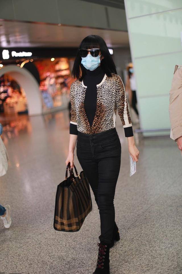 谭卓真会玩,穿豹纹衫不系扣内搭高领衫,165身高不是超模胜超模