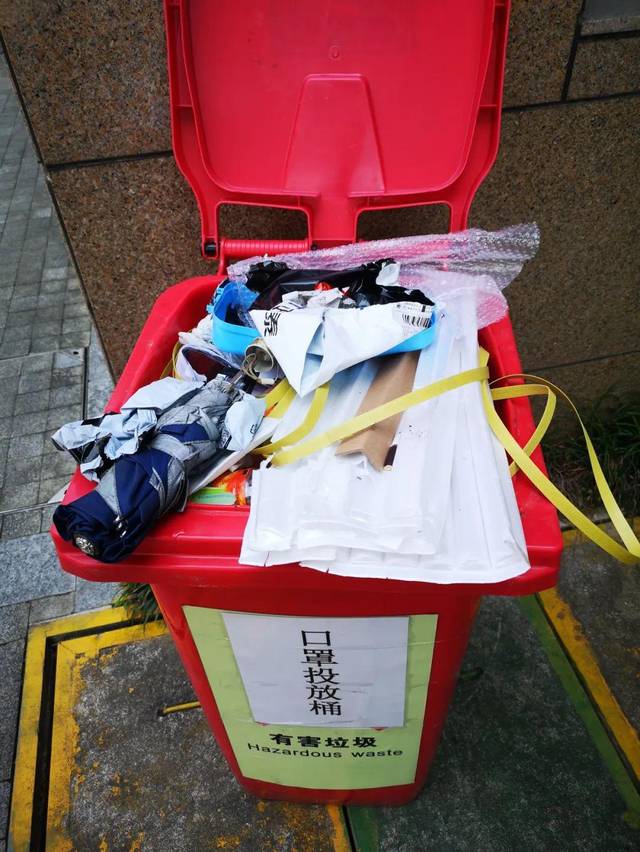 中央御城小区门口口罩投放桶堆满垃圾