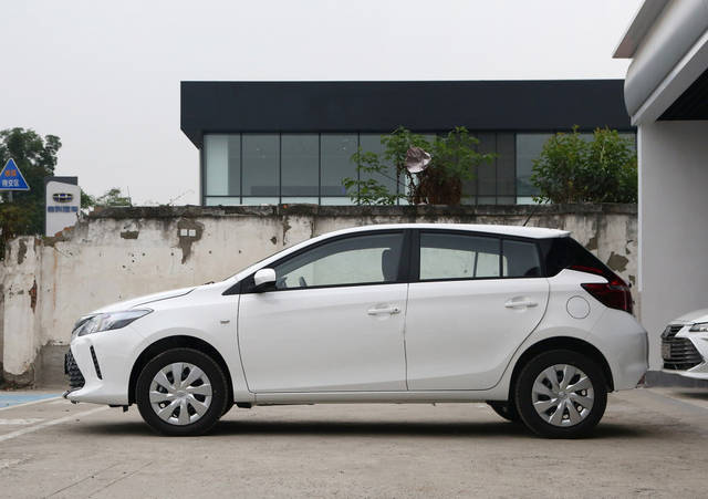 6万出头的日系车,能遮风挡雨,每公里油耗3毛,适合日常的代步
