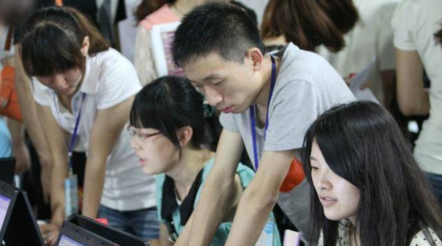 原创90后上班族现状:为了养家糊口,很多人度日如年