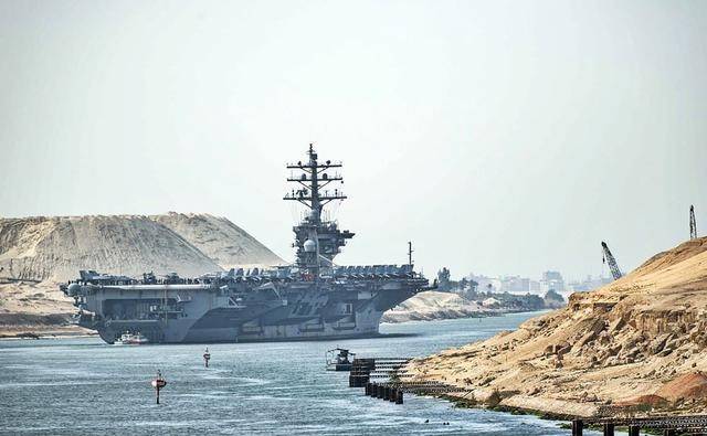 4月15日,美国海军公开了艾森豪威尔号航母编队通过苏伊士运河,进入