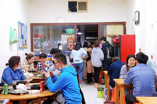 这个开了15年的夫妻店,是民丰路上的夜宵霸主.