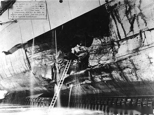 照片中显示的是日德兰海战中该舰舰体上被鱼雷炸出的破洞