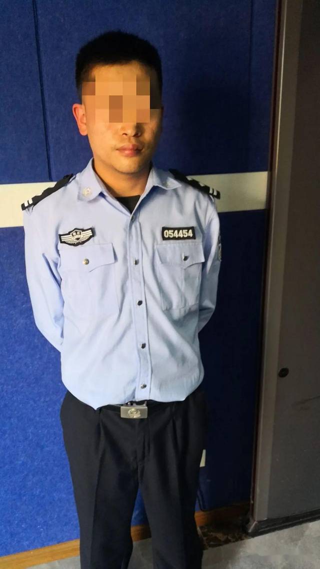 近日,一个小伙穿戴着警察制式长袖衬衣,来到武胜县公安局交通警察大队